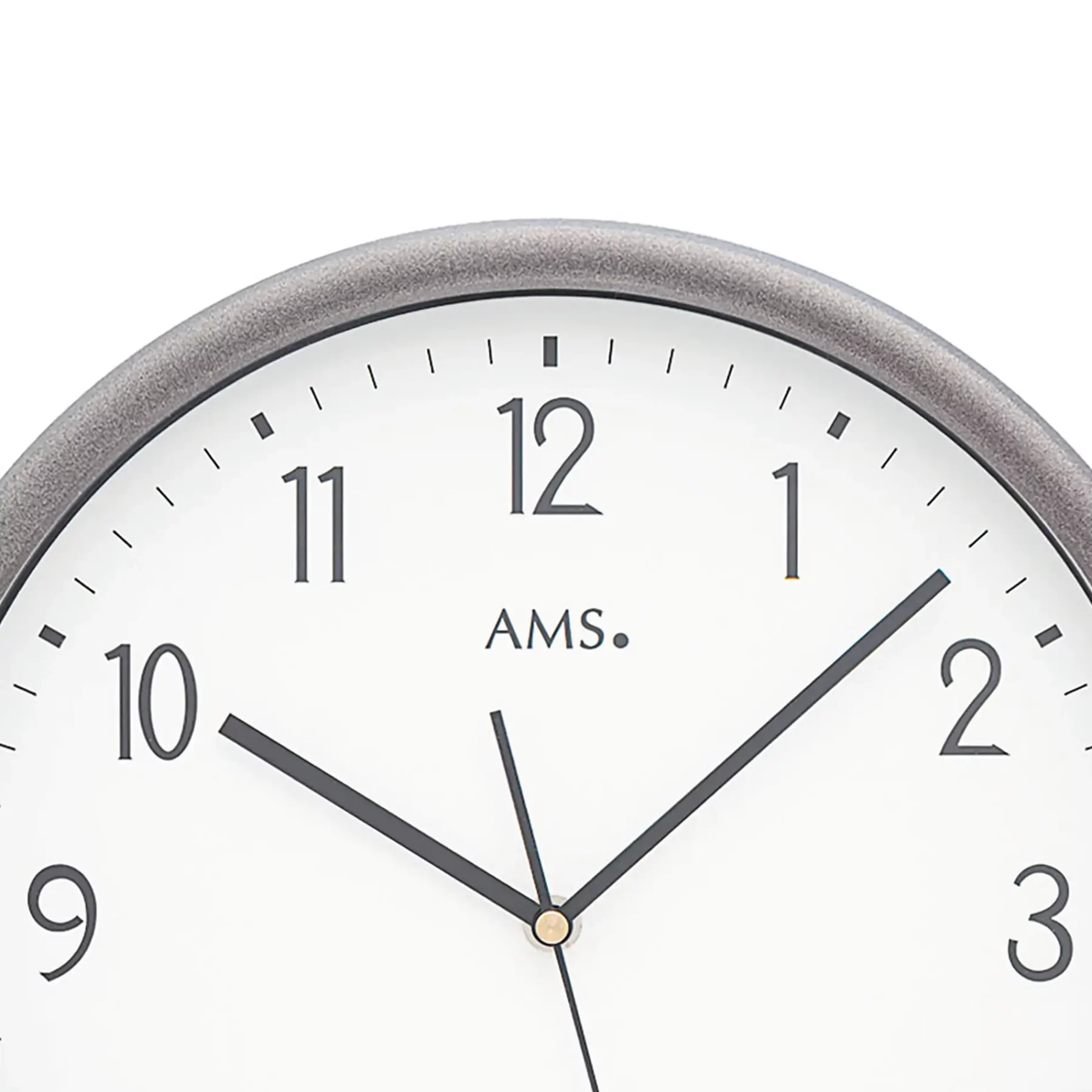 Moderne analoge Wanduhr mit schwarzen Zahlen und silbernem Rahmen