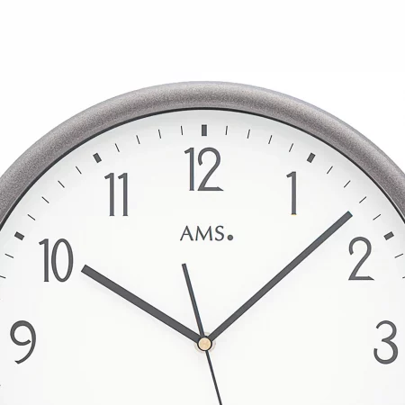 Moderne analoge Wanduhr mit schwarzen Zahlen und silbernem Rahmen