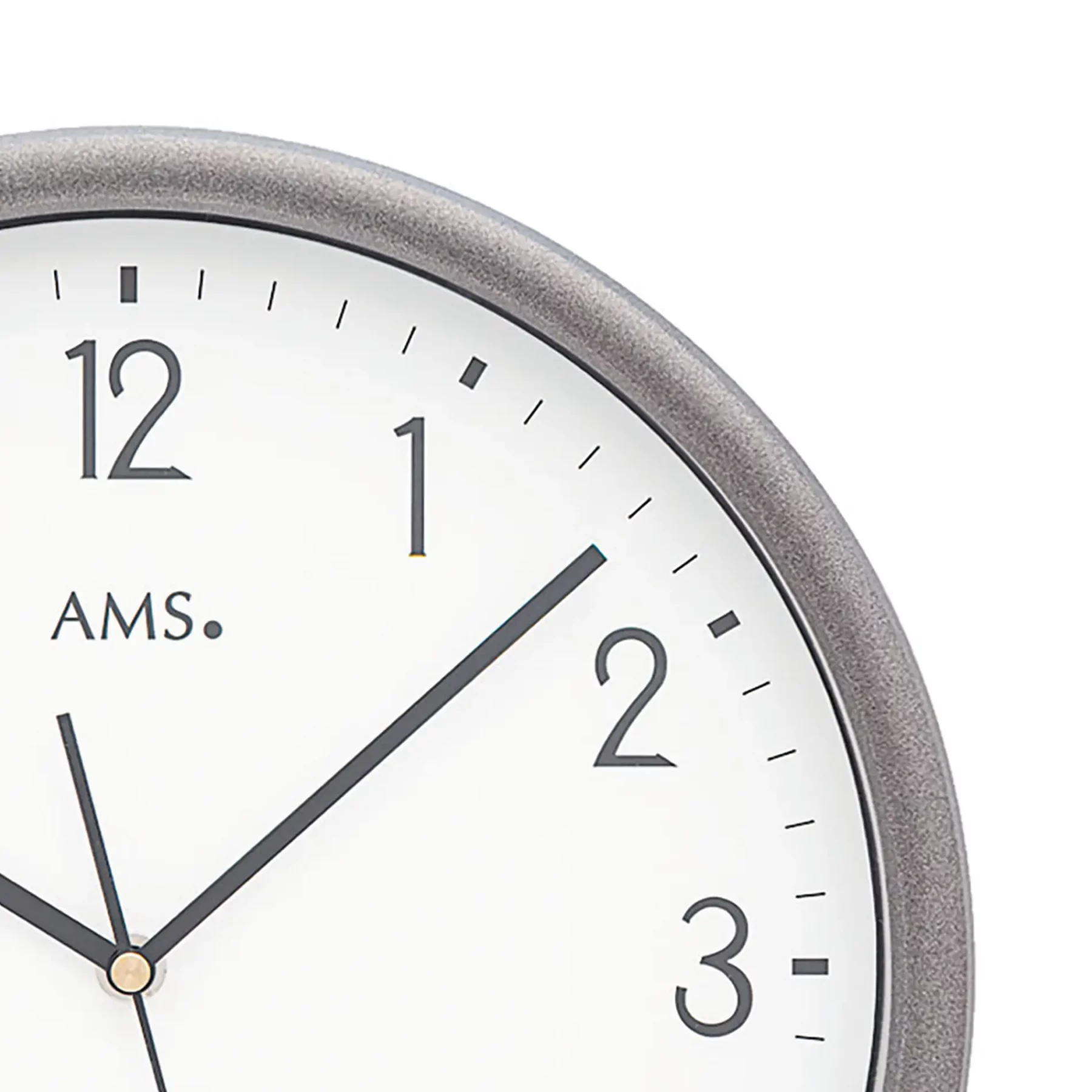 Analoge Wanduhr mit grauem Rand und schwarzen Zeigern auf weißem Zifferblatt