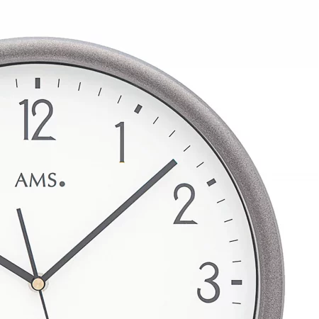 Analoge Wanduhr mit grauem Rand und schwarzen Zeigern auf weißem Zifferblatt