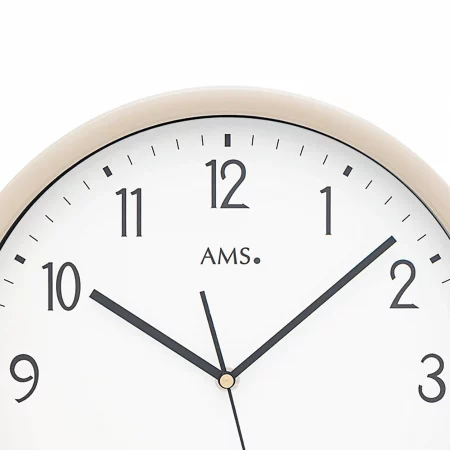 Nahaufnahme einer klassischen analogen Wanduhr mit schwarzem Zifferblatt