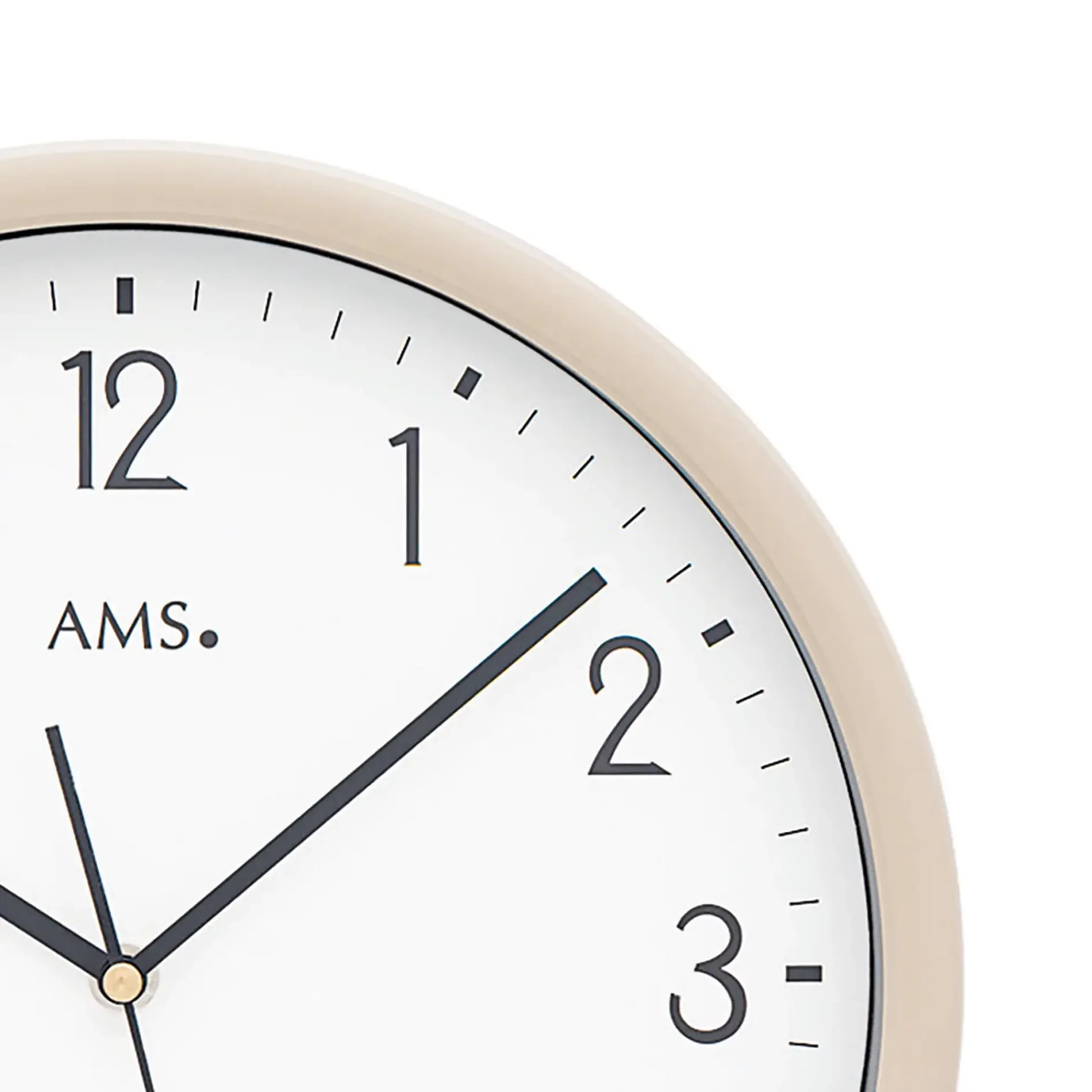 Nahaufnahme einer beige umrandeten Wanduhr mit schwarzen Zeigern und Zahlen