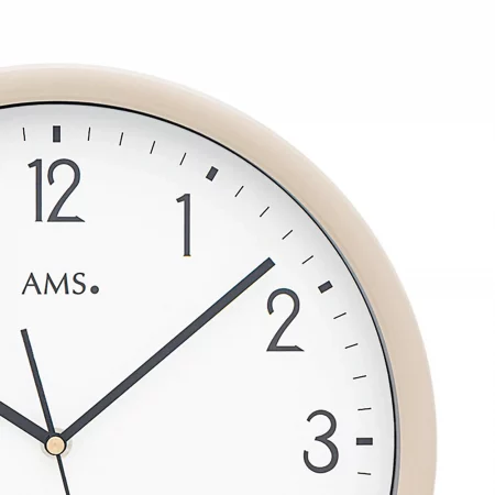 Nahaufnahme einer beige umrandeten Wanduhr mit schwarzen Zeigern und Zahlen