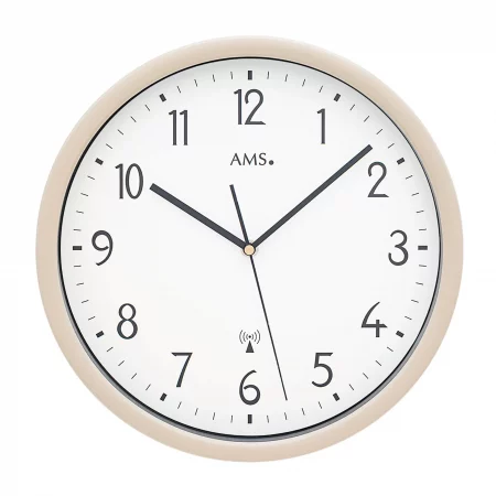 Runde analoge Wanduhr mit modernen schwarzen Zeigern