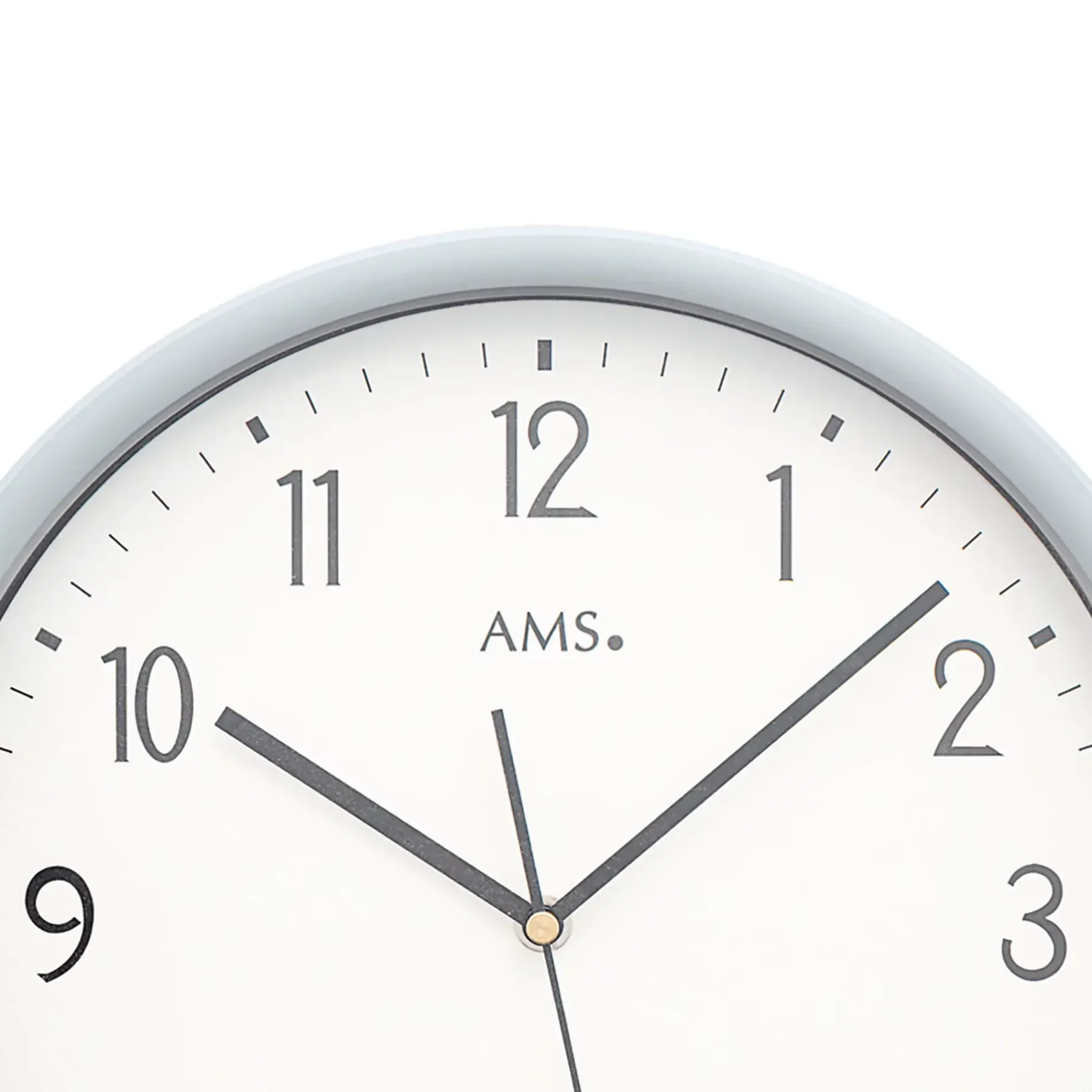 Moderne analoge Wanduhr mit weißen Zifferblatt und schwarzen Zeigern
