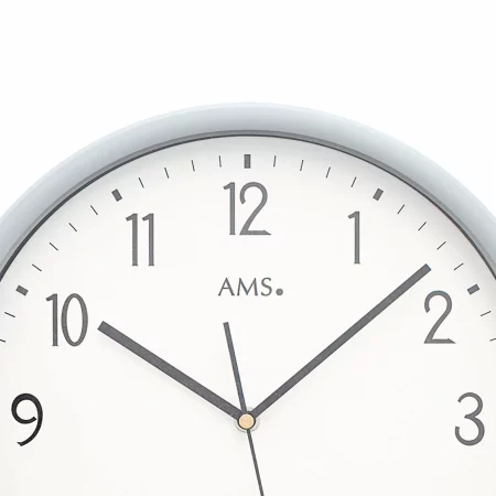 Moderne analoge Wanduhr mit weißen Zifferblatt und schwarzen Zeigern