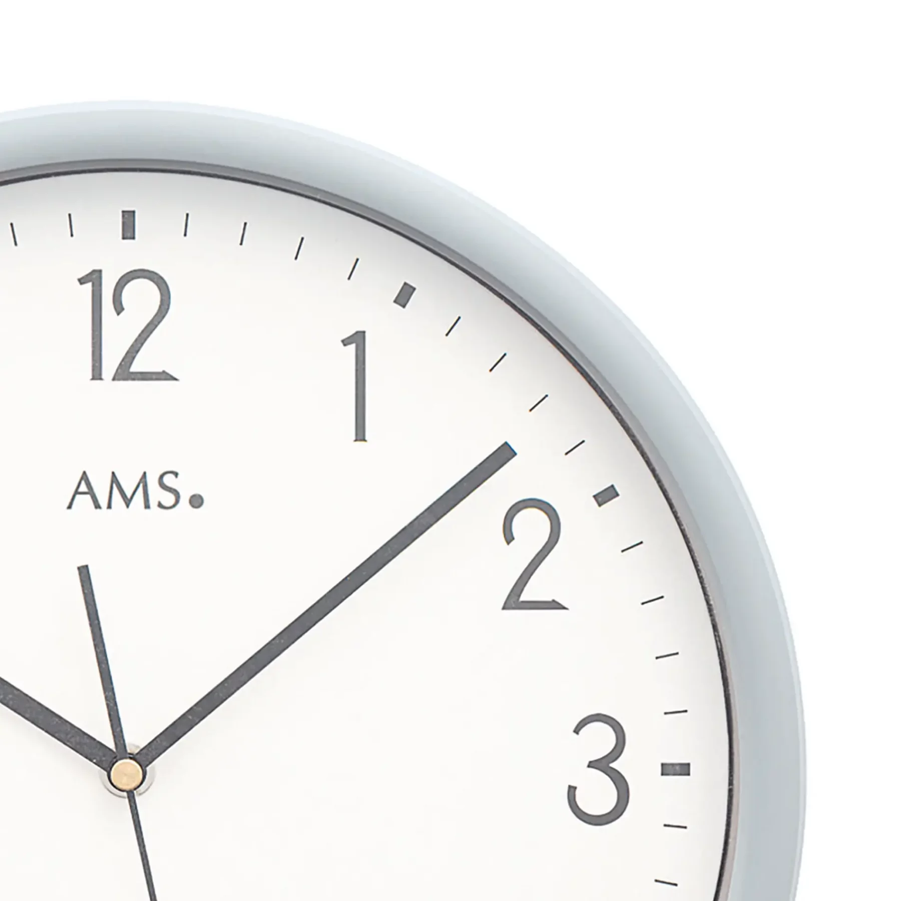 Graue analoge Wanduhr mit schwarzem Zifferblatt