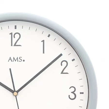 Graue analoge Wanduhr mit schwarzem Zifferblatt