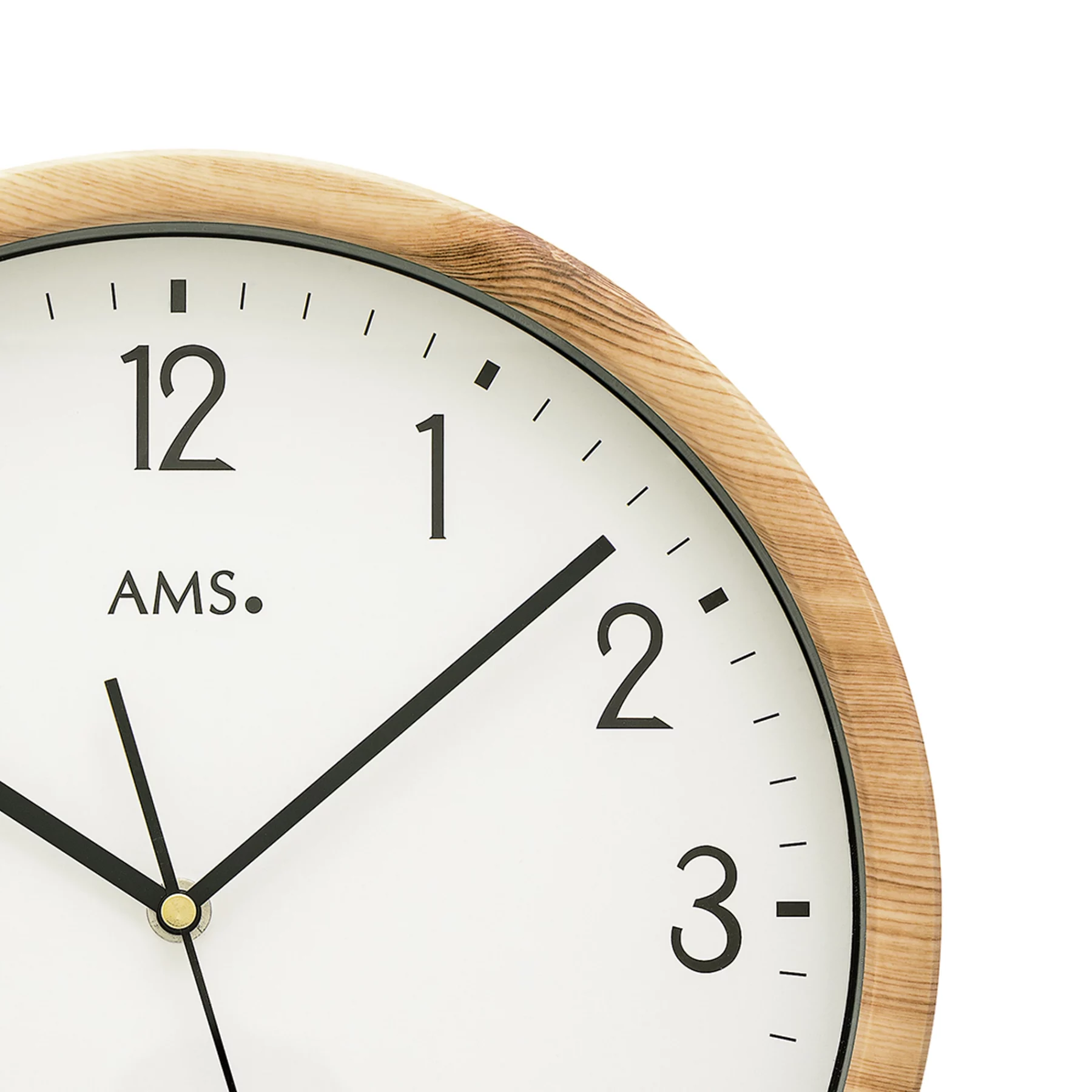 Holzuhr mit schwarzem Zifferblatt und Pfeilen