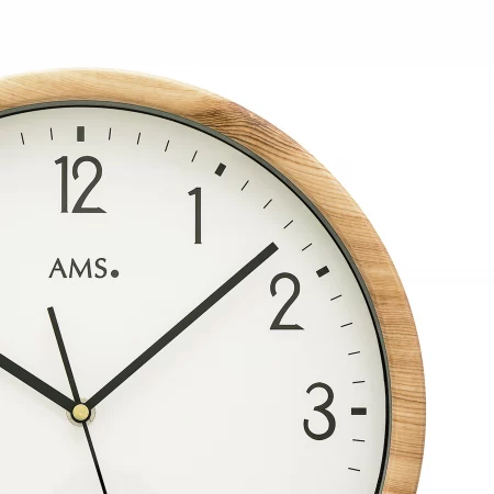 Holzuhr mit schwarzem Zifferblatt und Pfeilen