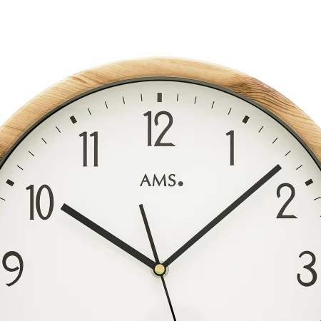 Minimalistische analoge Uhr mit Holzrahmen und schwarzen Ziffern