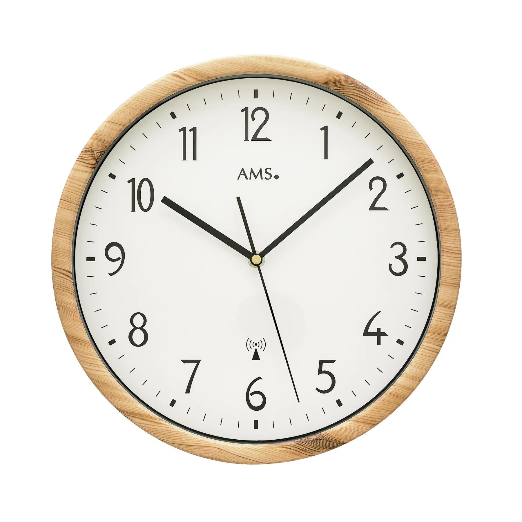 Holzwanduhr mit arabischen Ziffern und schwarzem Minutenzeiger