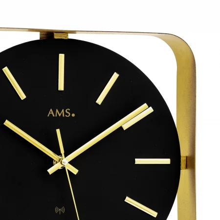 Moderne Wanduhr mit schwarzem Zifferblatt und goldenen Zeigern im minimalistischen Design