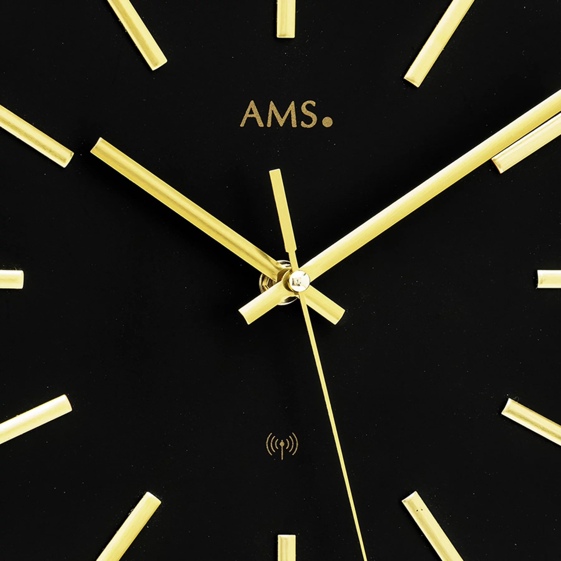 Schwarze Wanduhr mit goldenen Zeigern und Strichen