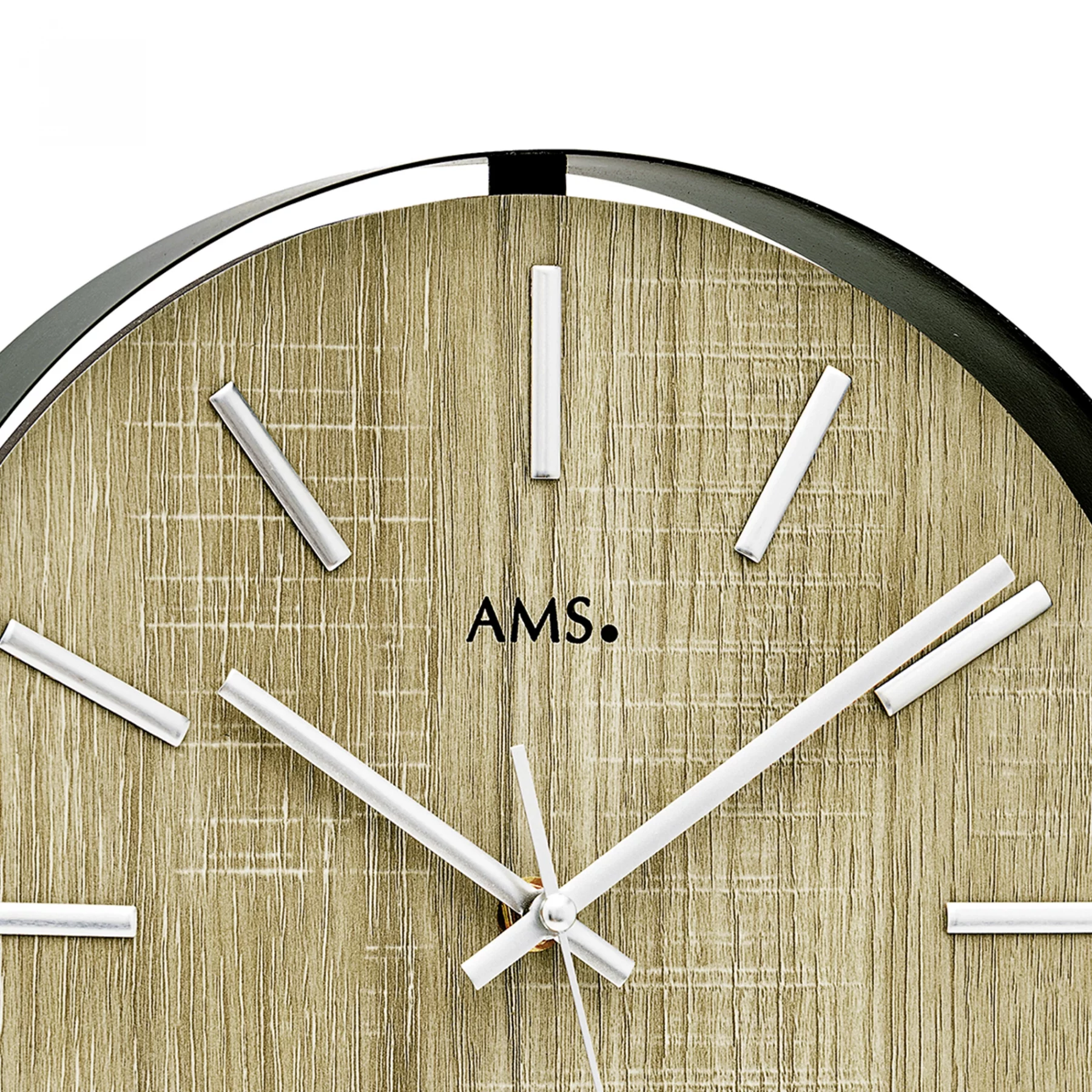 Moderne Holzwanduhr mit silbernen Zeigern und Ziffern auf hellem Hintergrund