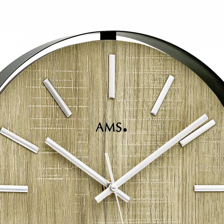 Moderne Holzwanduhr mit silbernen Zeigern und Ziffern auf hellem Hintergrund