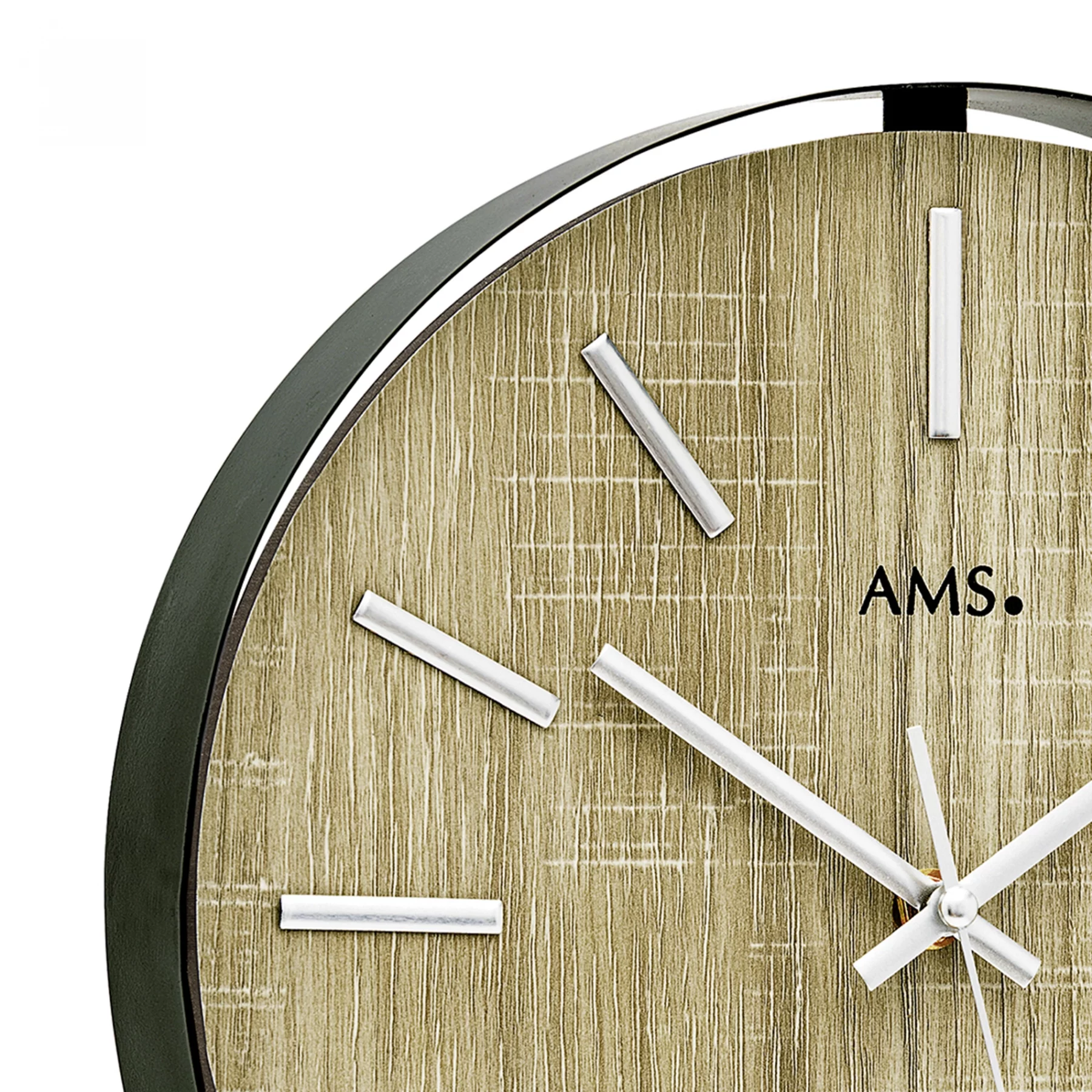 Nahaufnahme einer modernen AMS Wanduhr mit Holzoptik und silbernen Details