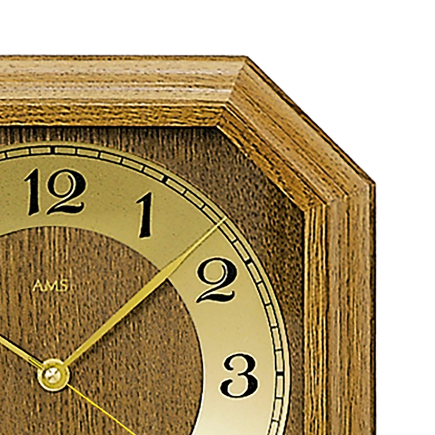 Hölzerne achteckige Wanduhr mit großen goldenen Ziffern