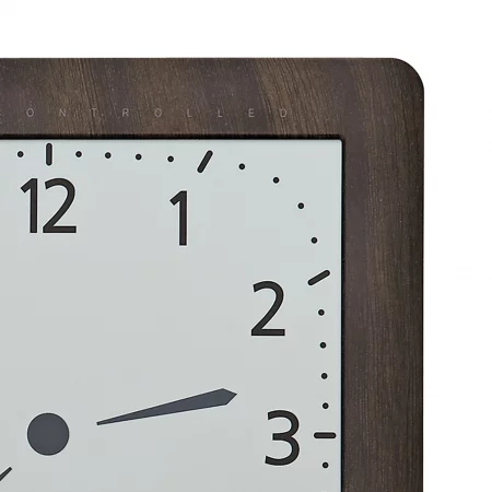 Nahaufnahme einer modernen Wanduhr mit Holzeinfassung