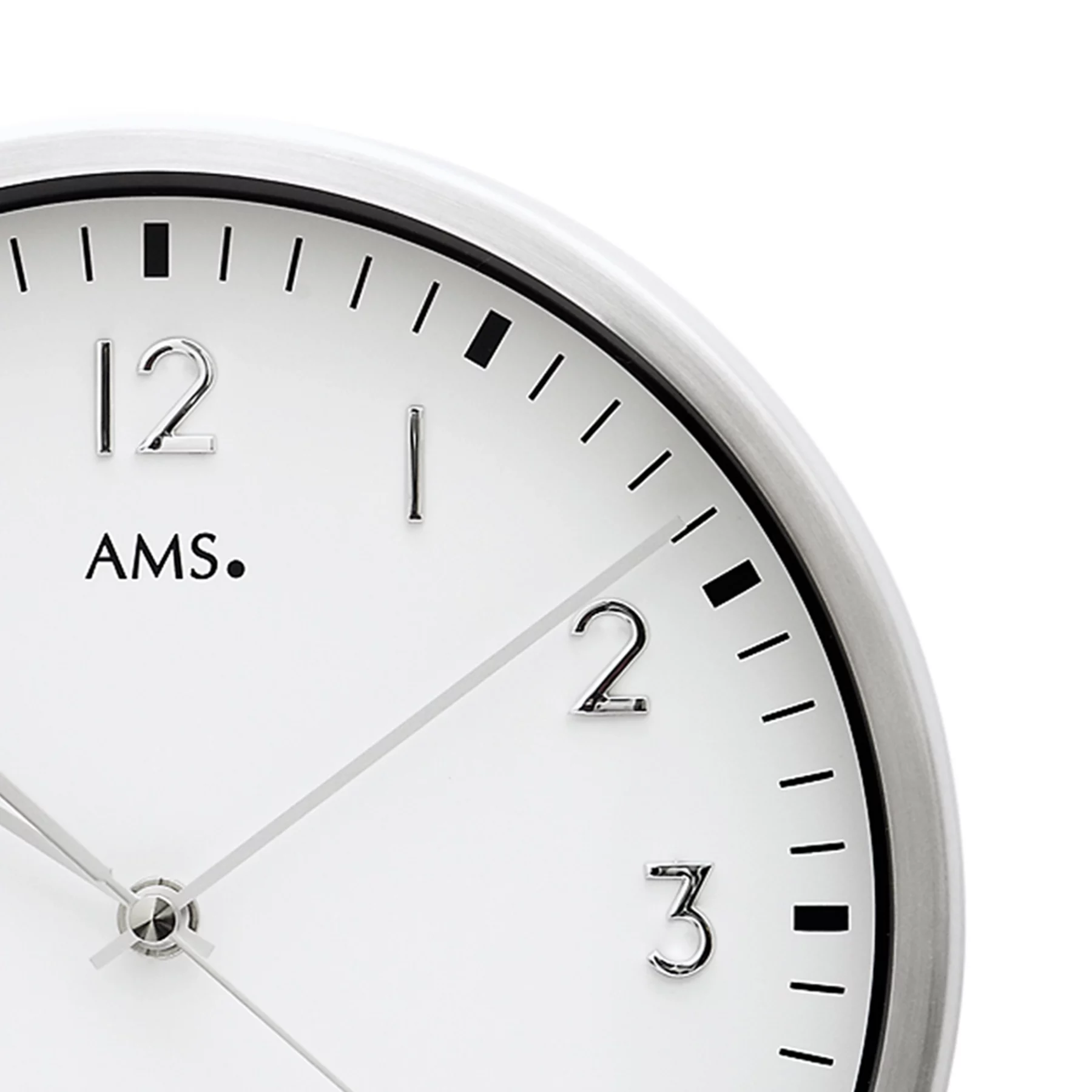 Moderne Wanduhr mit silbernem Rahmen und klaren Ziffernblatt