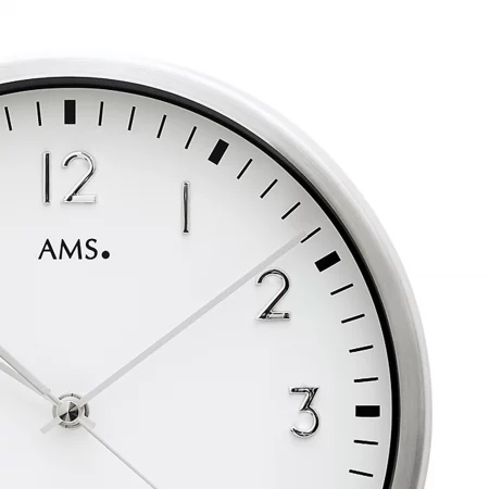 Moderne Wanduhr mit silbernem Rahmen und klaren Ziffernblatt