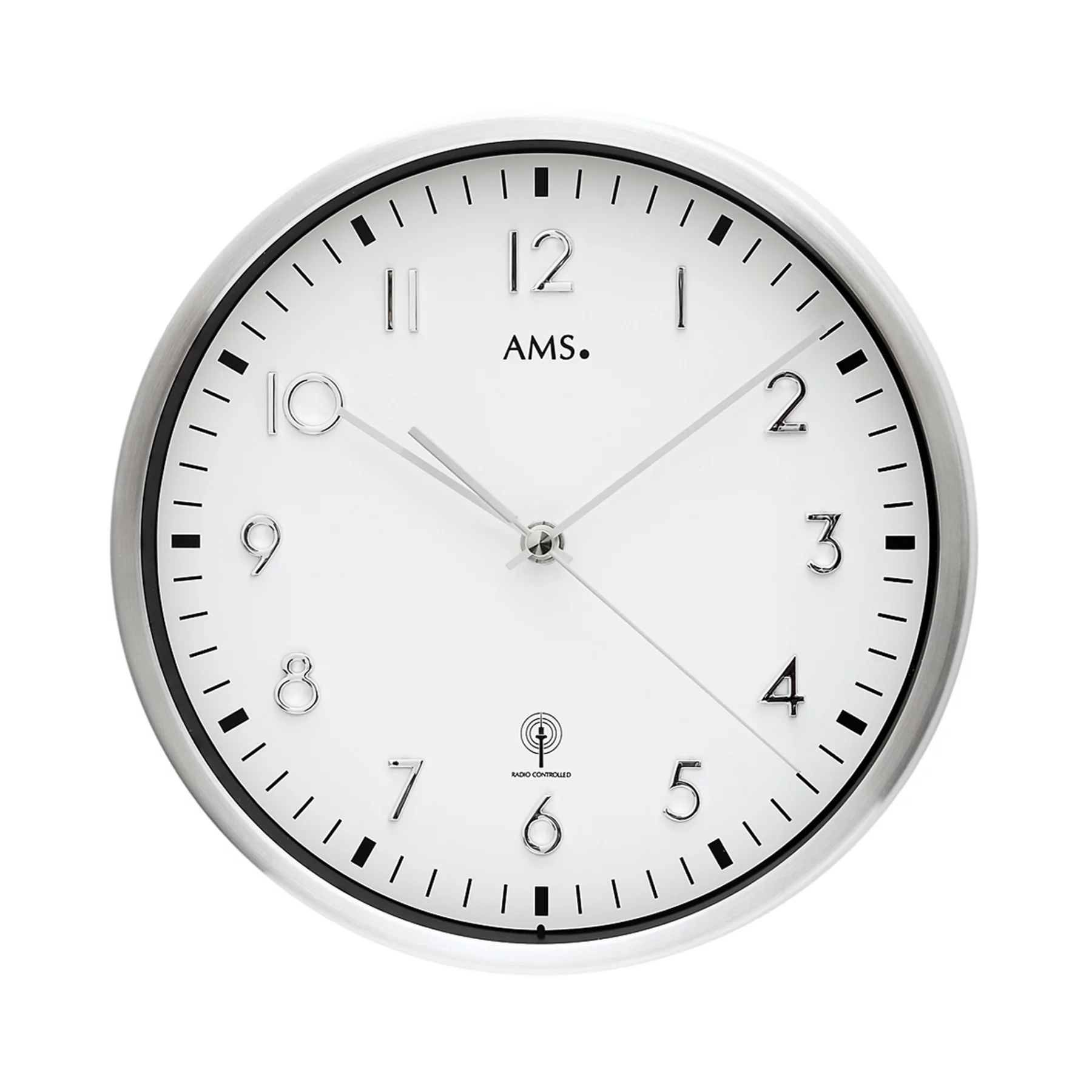 Weiße analoge Wanduhr mit schwarzen Ziffern und silbernem Rahmen