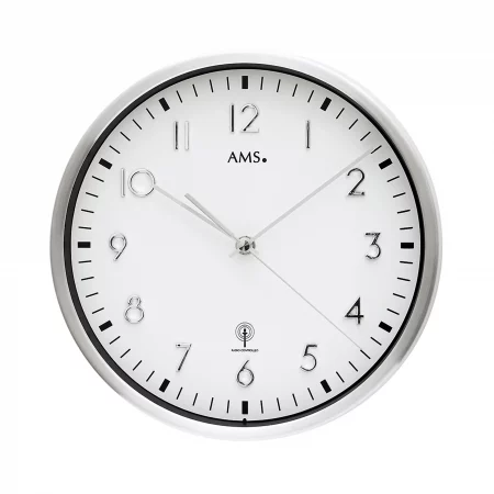 Weiße analoge Wanduhr mit schwarzen Ziffern und silbernem Rahmen