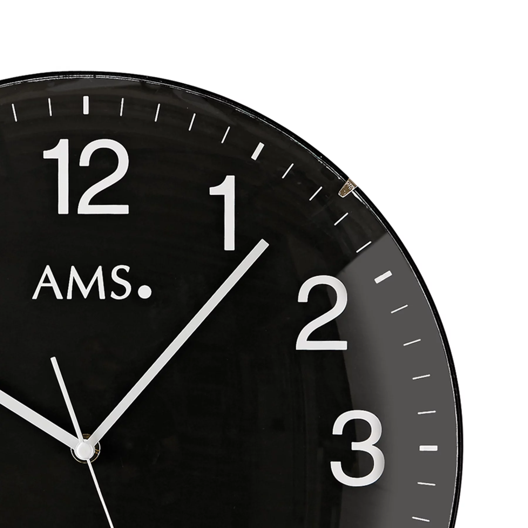 Schwarze Wanduhr AMS mit großen weißen Ziffern