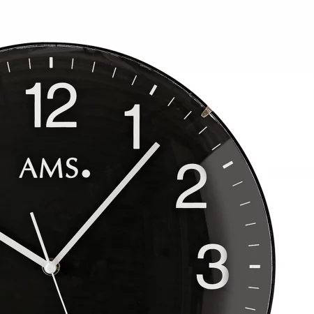 Schwarze Wanduhr AMS mit großen weißen Ziffern