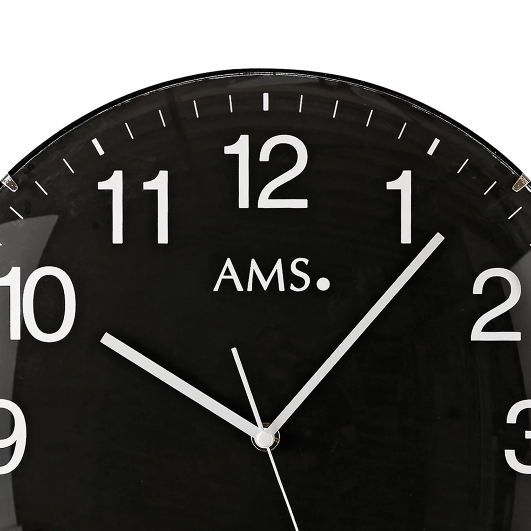 Analoge schwarze Wanduhr mit weißen Zahlen