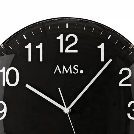 Analoge schwarze Wanduhr mit weißen Zahlen