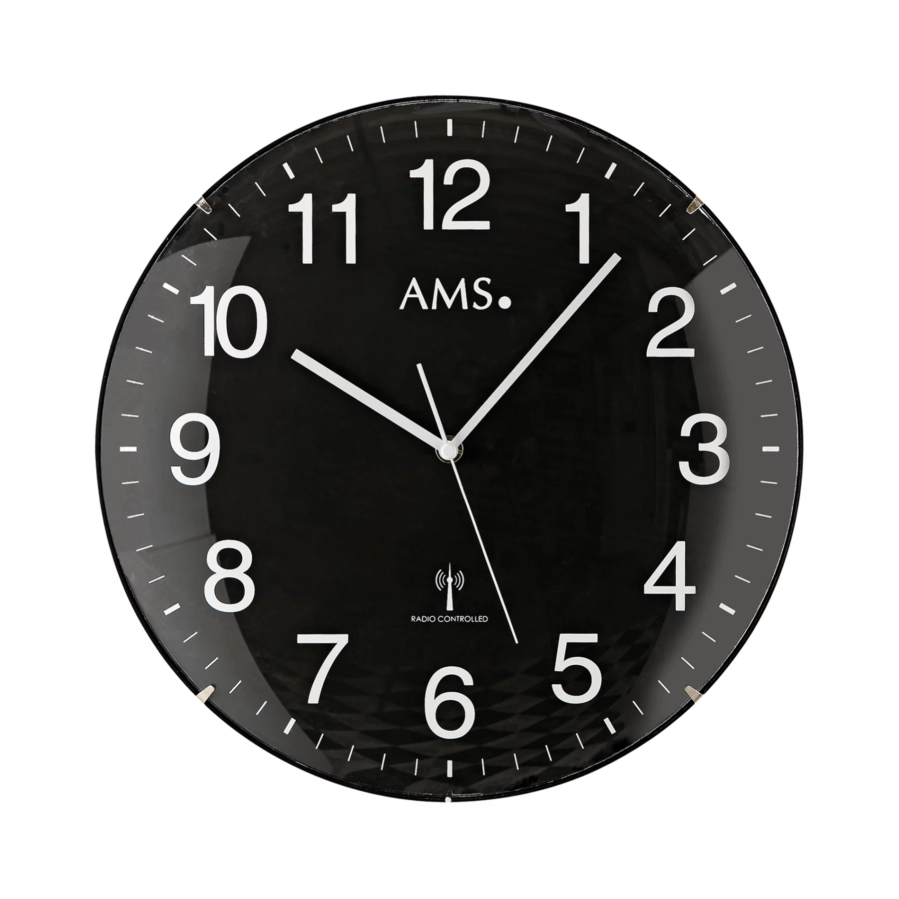 Schwarze Wanduhr mit weißen Ziffern und Zeigern