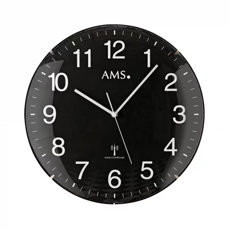 Schwarze Wanduhr mit weißen Ziffern und Zeigern