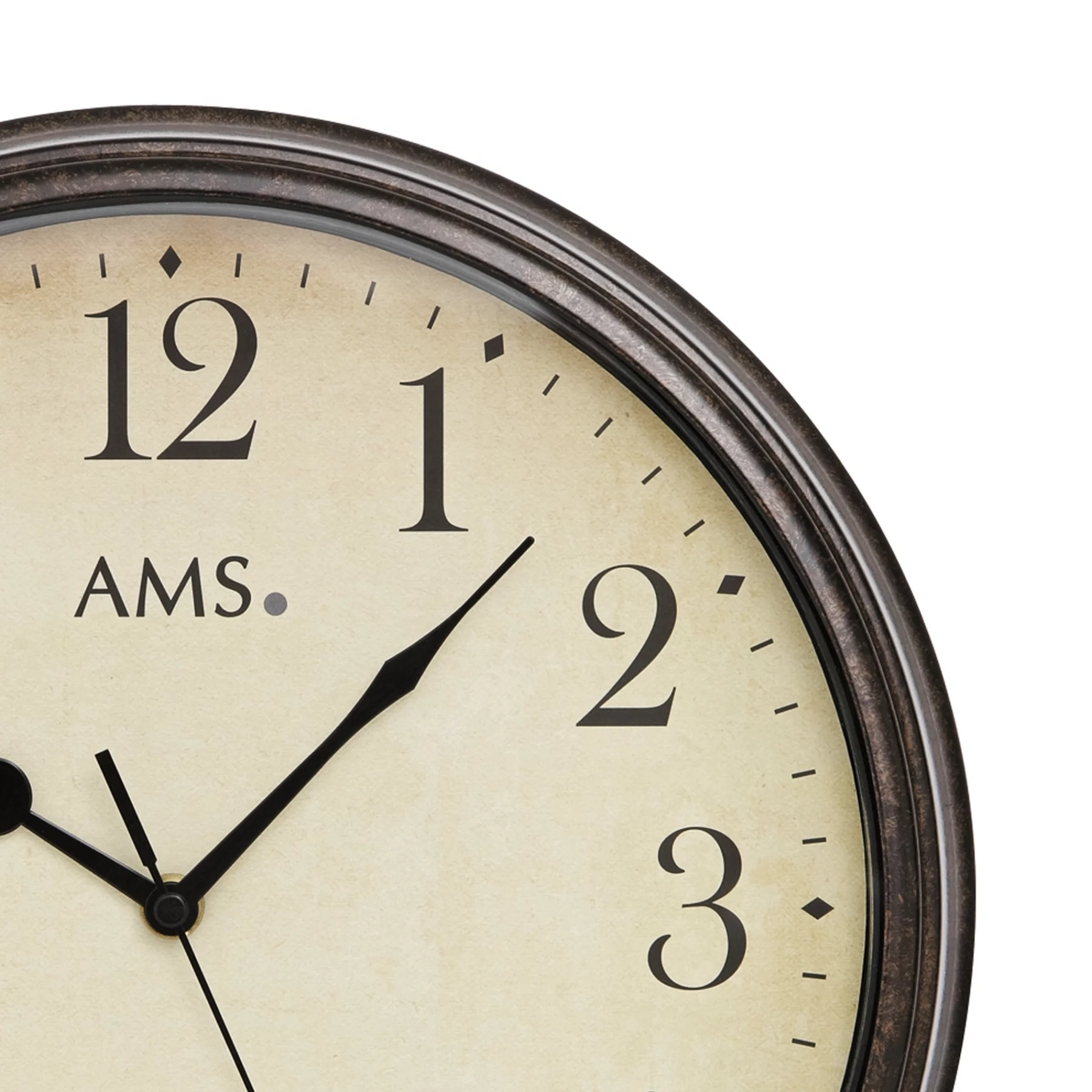 Analoge Wanduhr mit schwarzem Metallrahmen