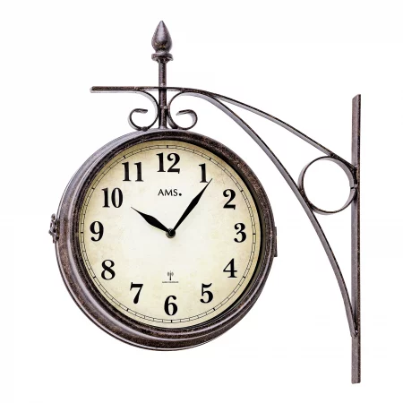 Antike Wanduhr mit filigranem Metallarm und römischen Ziffern