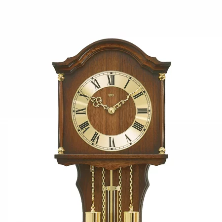 Antike Pendeluhr mit römischen Ziffern auf Holzuhr