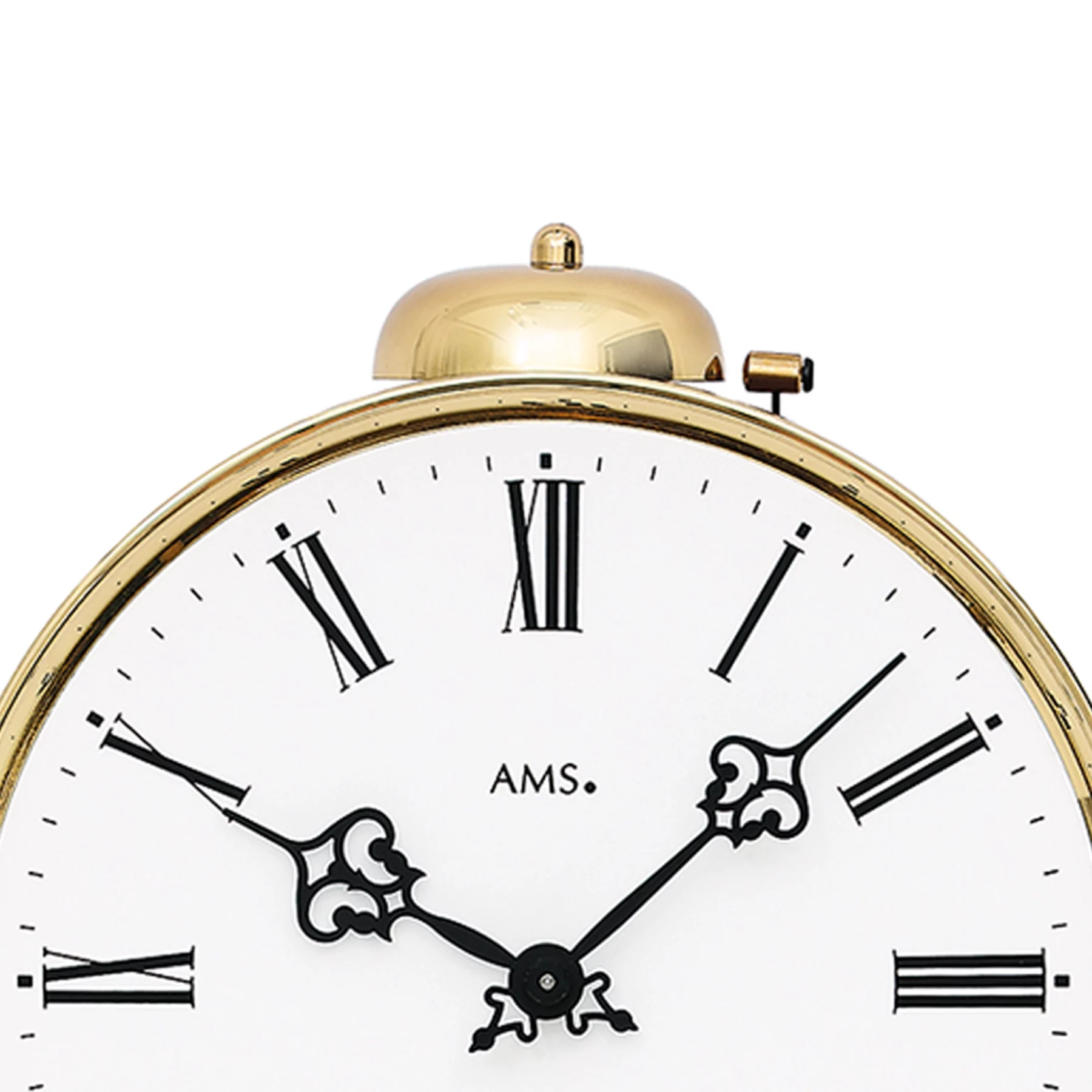 Nahaufnahme einer traditionellen Uhr mit römischen Ziffern und goldenen Akzenten