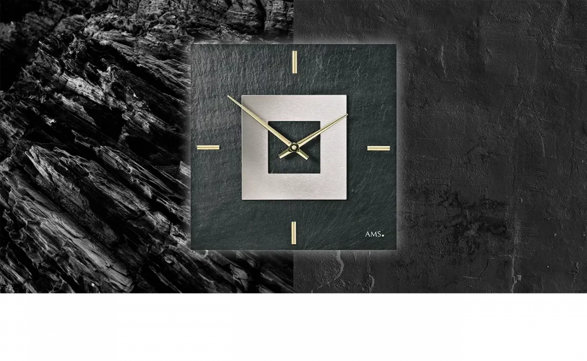 Moderne Wanduhr mit Schieferstruktur und goldenen Zeigern