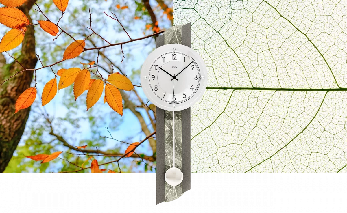 Weiße Wanduhr mit Herbstblättern und Blattstruktur im Hintergrund