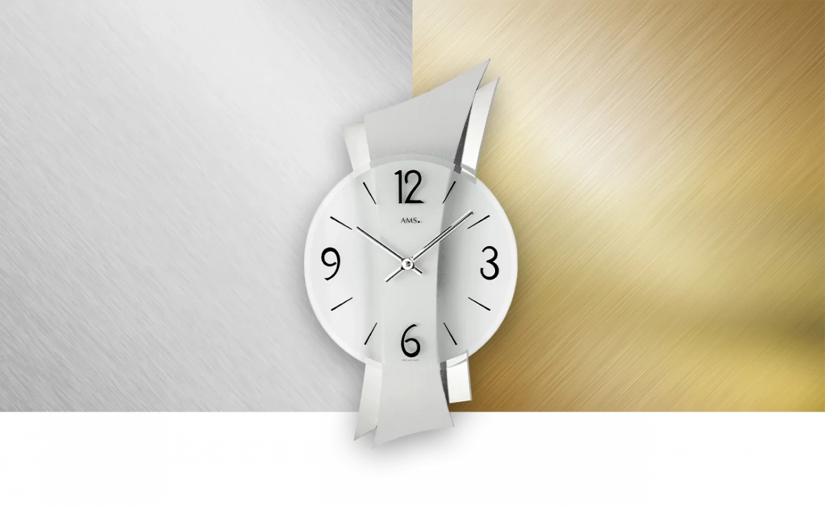 Moderne Wanduhr mit geometrischem Design und Metallakzenten