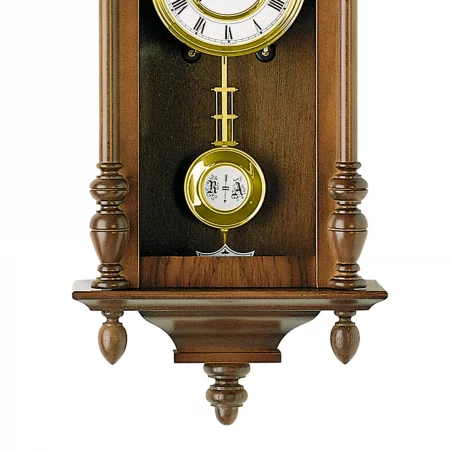 Klassische Wandpendeluhr mit Holzgehäuse und goldenen Details