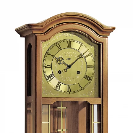 Traditionelle Standuhr mit römischem Zifferblatt in Holzrahmen