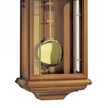 Detailansicht einer antiken Pendeluhr mit Holzgehäuse