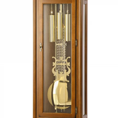 Mechanismus einer Standuhr mit goldenen Gewichten