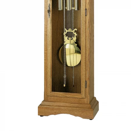 Detail einer antiken Standuhr mit Pendel und Ketten