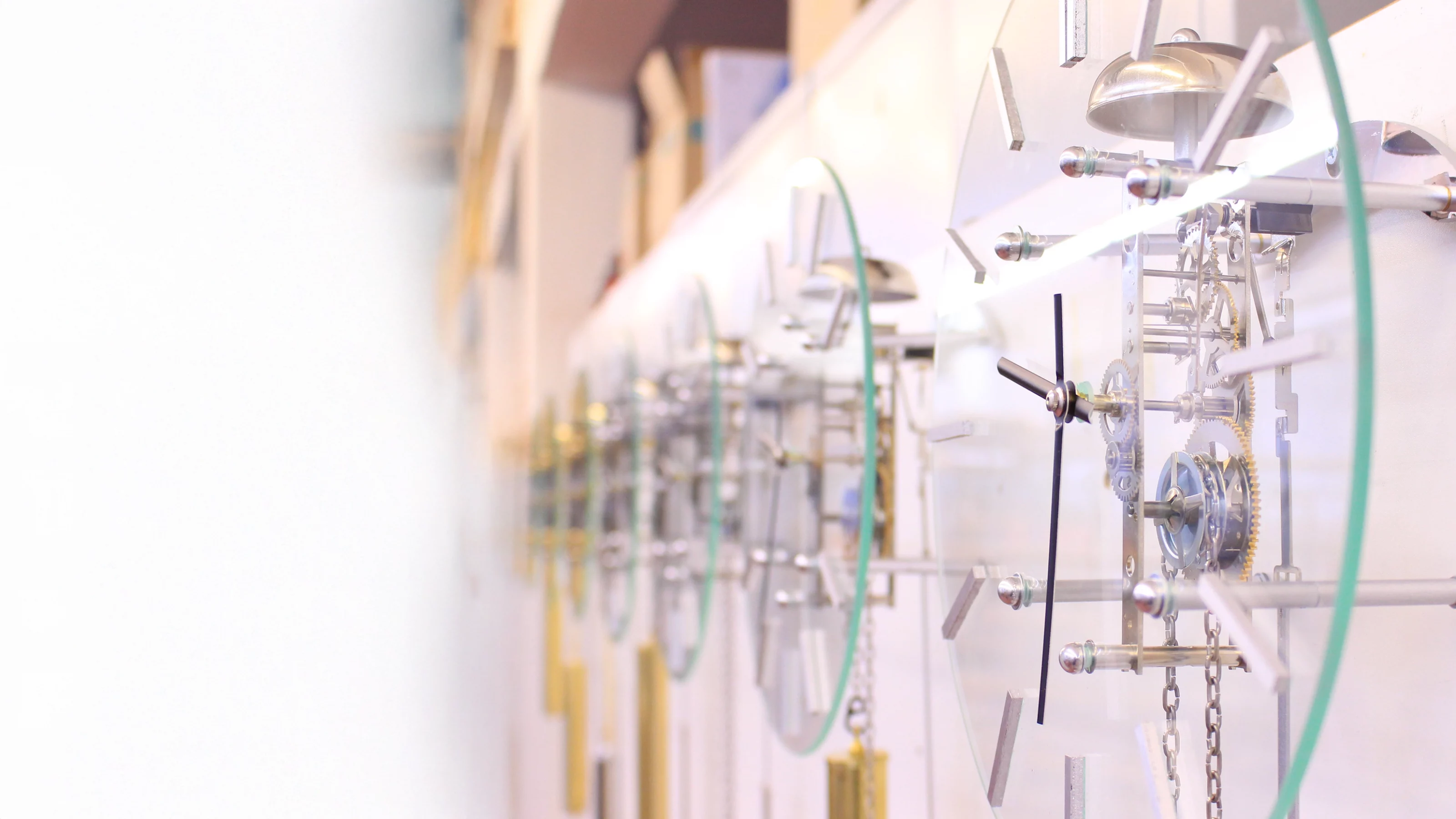 Nahaufnahme einer modernen Uhr mit sichtbarem Getriebe