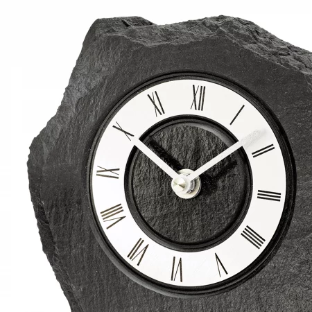 Schwarze Steinuhr mit römischen Ziffern