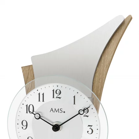 Moderne Wandpendeluhr mit Holz- und Metallakzenten