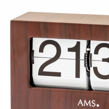 Holzuhr mit Klappzahlenanzeige bei 21:37 Ansicht