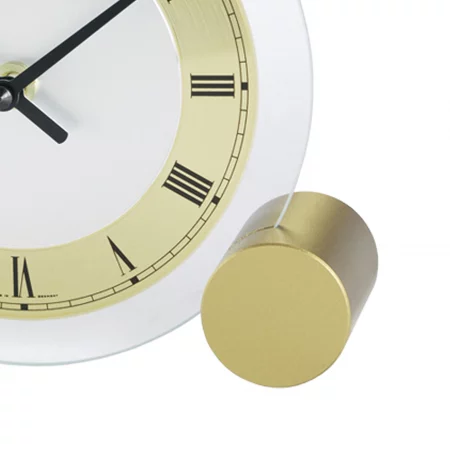 Luxuriöser Tischuhr mit goldenen Details und römischen Ziffern auf weißem Zifferblatt